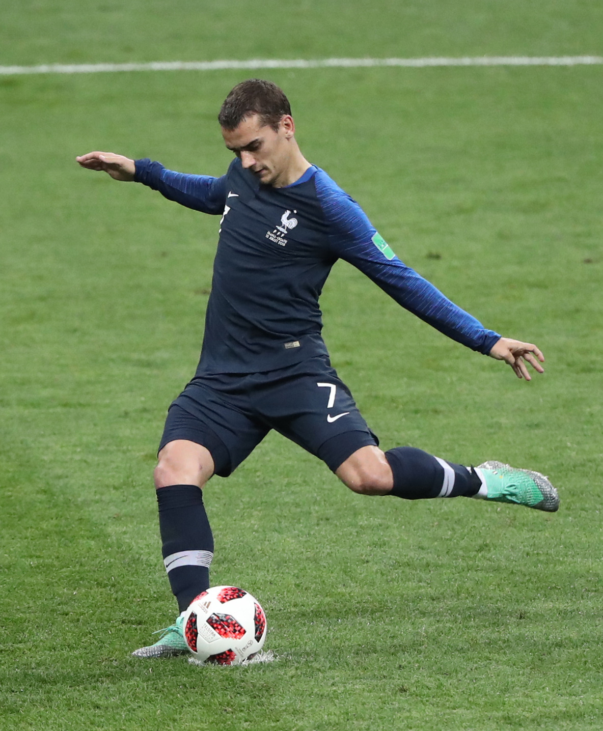 足球——决赛:法国队格列兹曼点球破门(11)