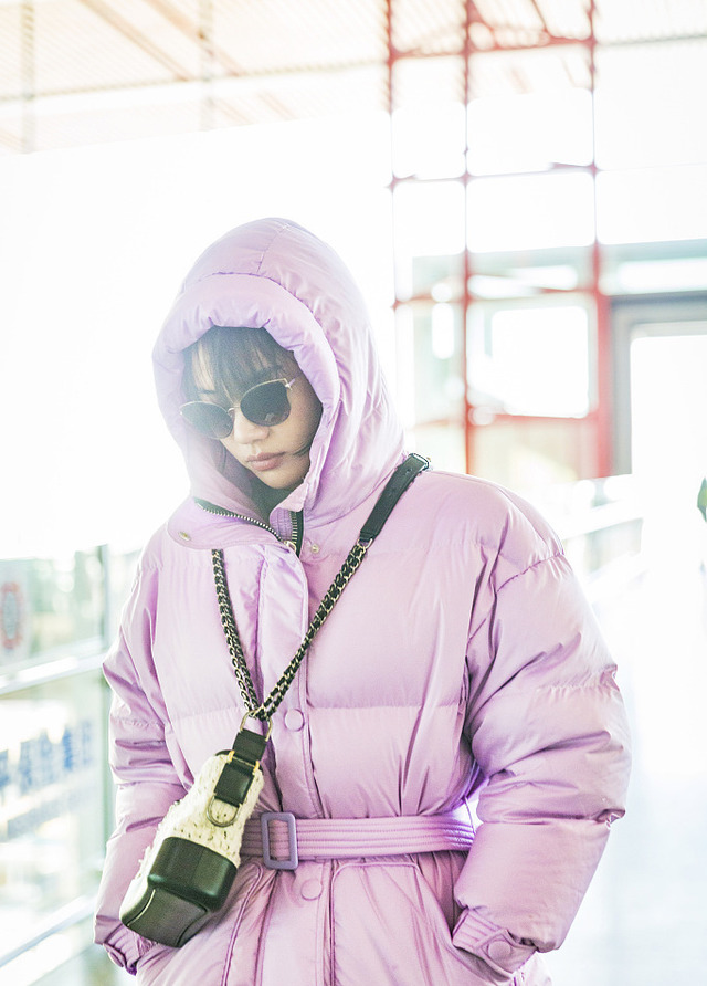 马思纯现身机场,不用戴口罩很多人都认不出来