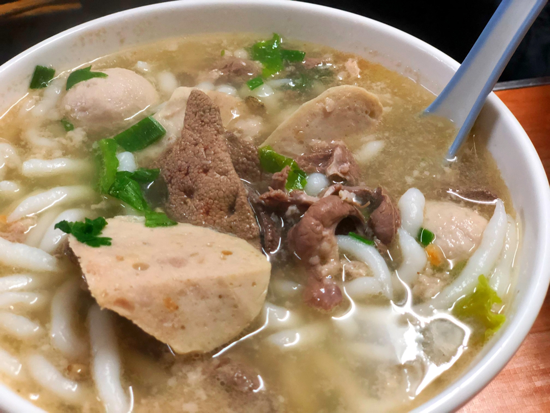 炮台粿汁:配以卤水,卤猪肠,卤肉,卤蛋等,肥而不腻.