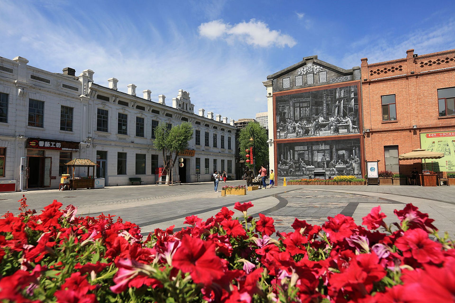 郑州电影小镇位于河南省郑州市中牟县文创路与百花街交叉口,占地总