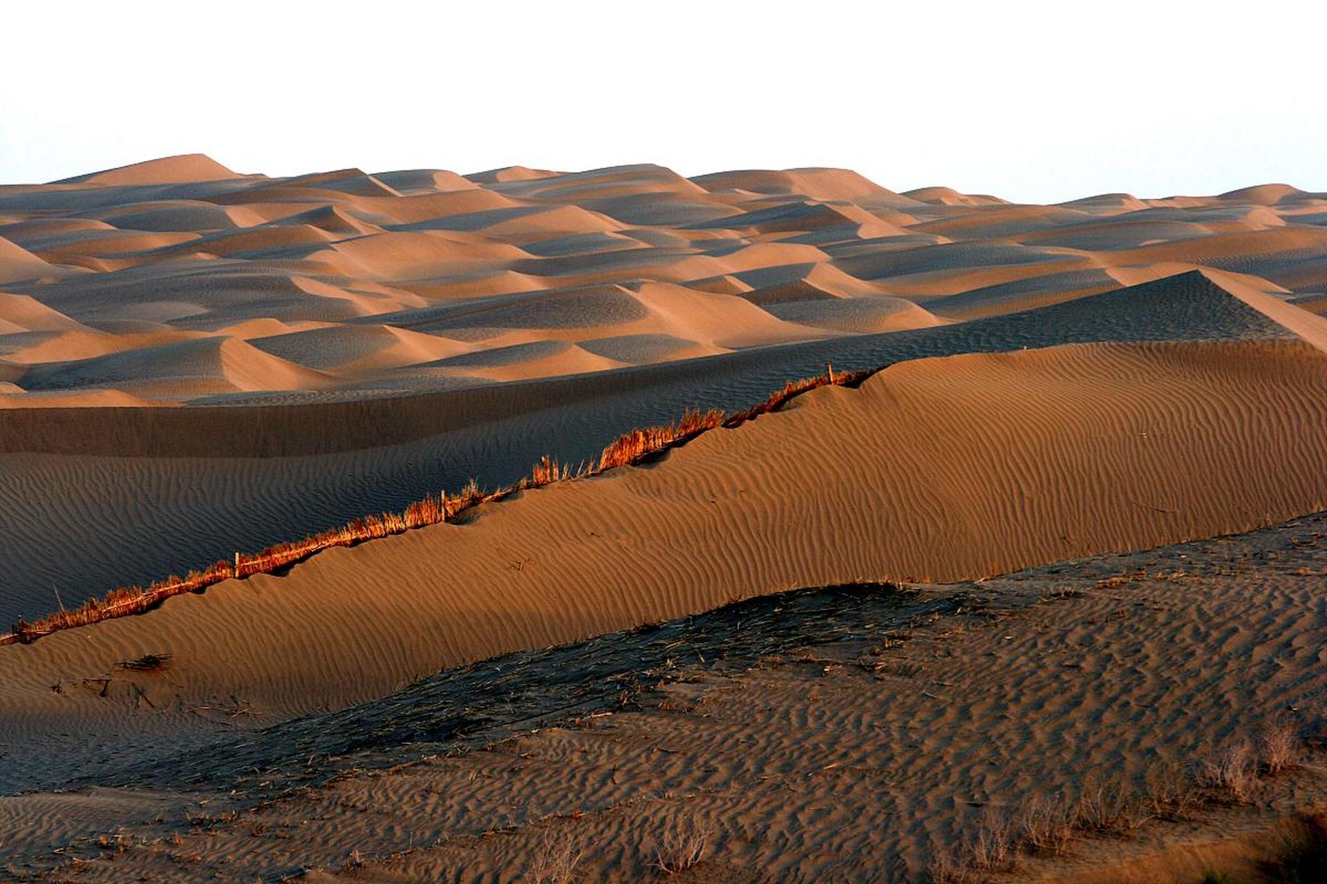 塔克拉玛干沙漠是中国西北地区的一个大型沙漠,位于新疆维吾尔自治区.