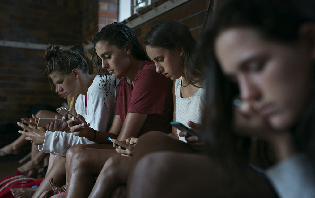 心理学家:玩手机越多的人,这3种能力越脆弱,你要警惕