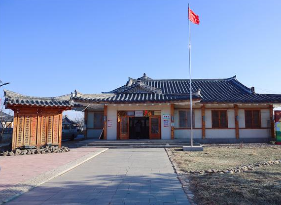 朝鲜族房屋常见的一般有草房和瓦房两种形式