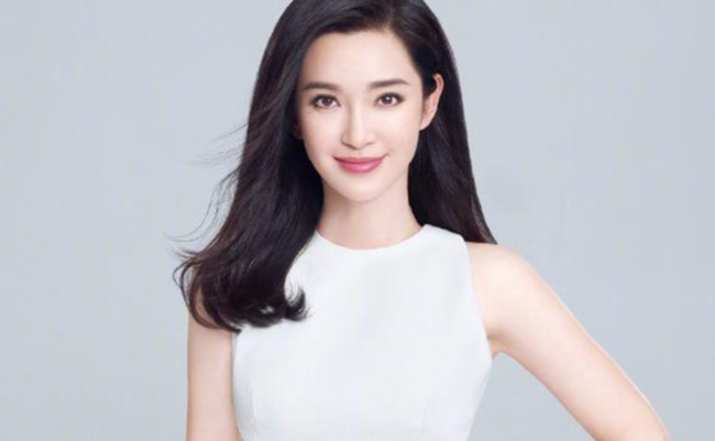 李冰冰晒出瓶盖挑战,回旋踢不输吴京!46岁的她颜值和身材都很棒