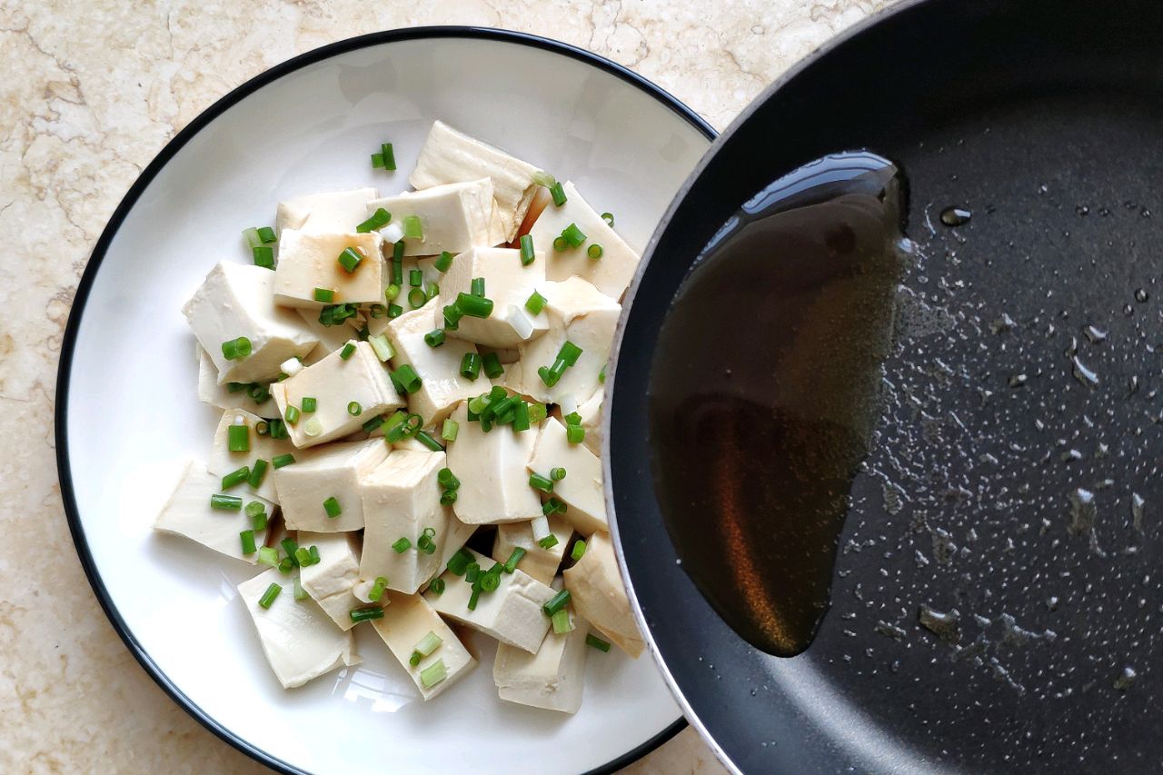 小蔥拌豆腐,豆腐要焯水嗎?很多人不知,結果豆腐破碎,還不入味