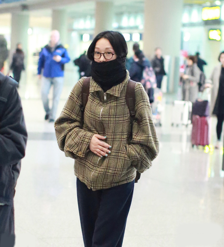 周迅现身机场,身穿格子外套,围着黑色围巾,打扮低调