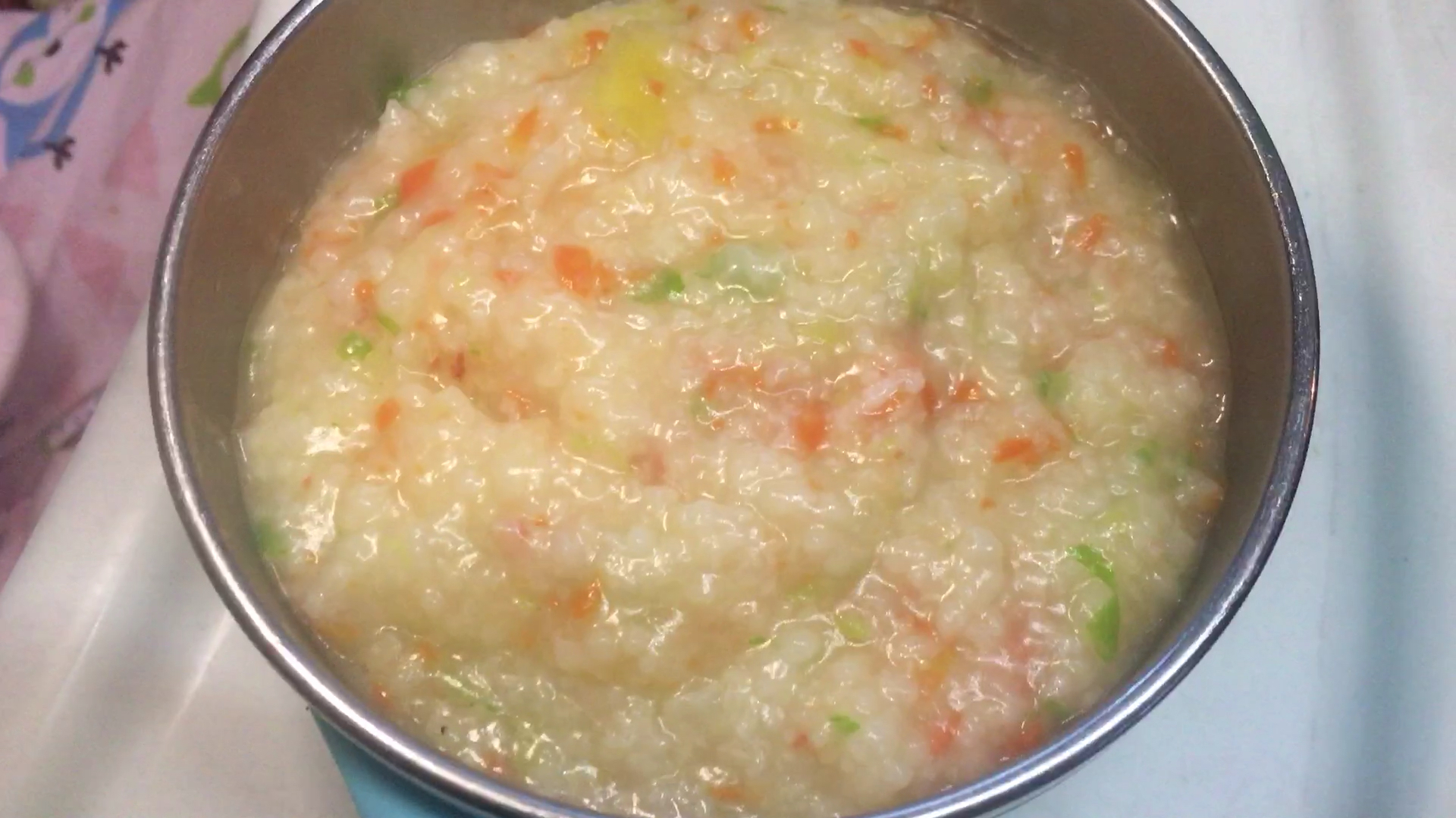 八个月宝宝辅食补钙鲜虾粥,八个月冬冬妹大口大口吃