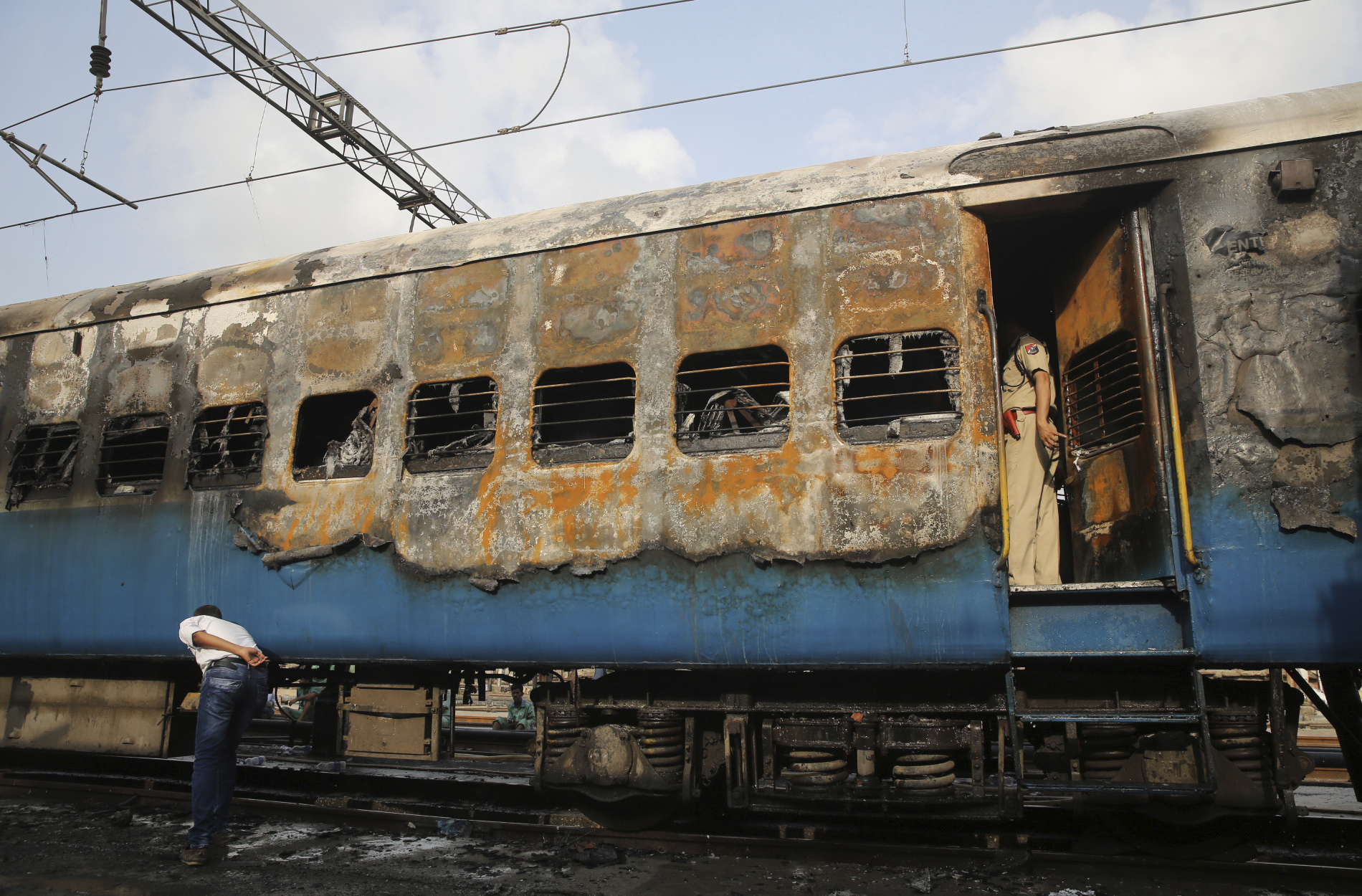 印度孟买一列火车起火(1)