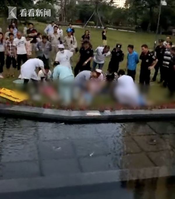 痛心!3名儿童在小区喷泉嬉戏 疑均触电身亡