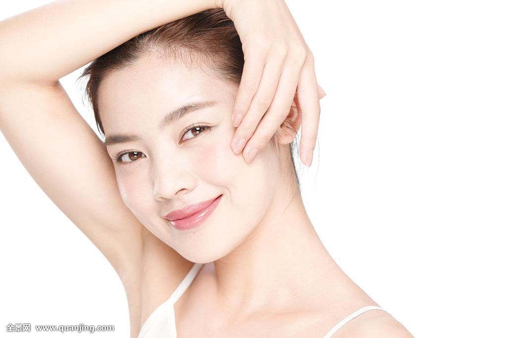 皮肤敏感人,若想要美白肌肤,美白产品一定要选用温和型的,以免美白