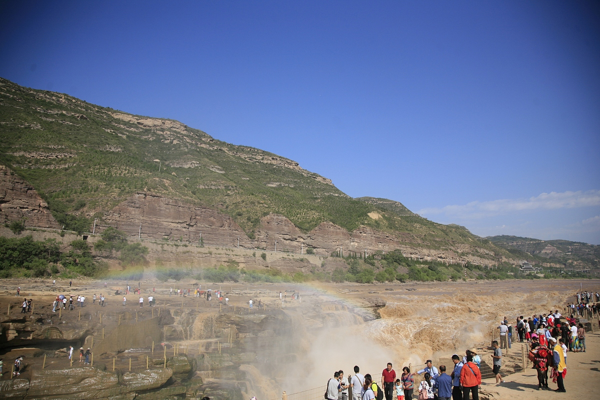 如果你正在计划春游之旅,不妨来临夏黄河三峡,感受这里