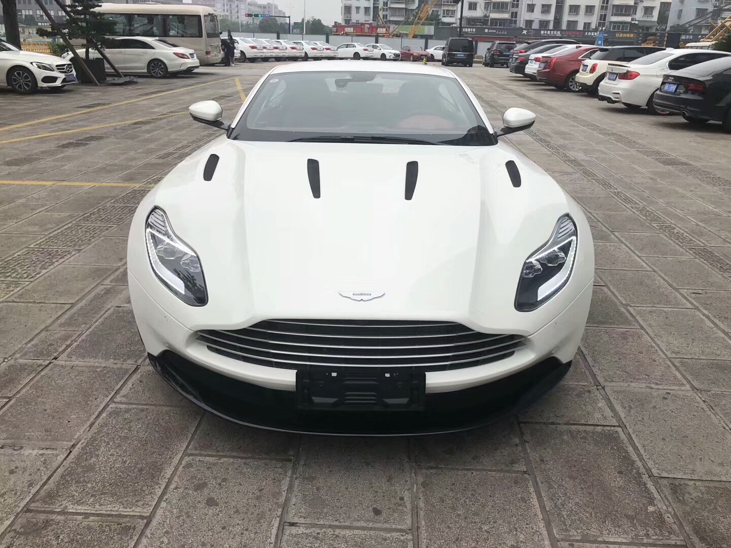 阿斯顿马丁db11 白