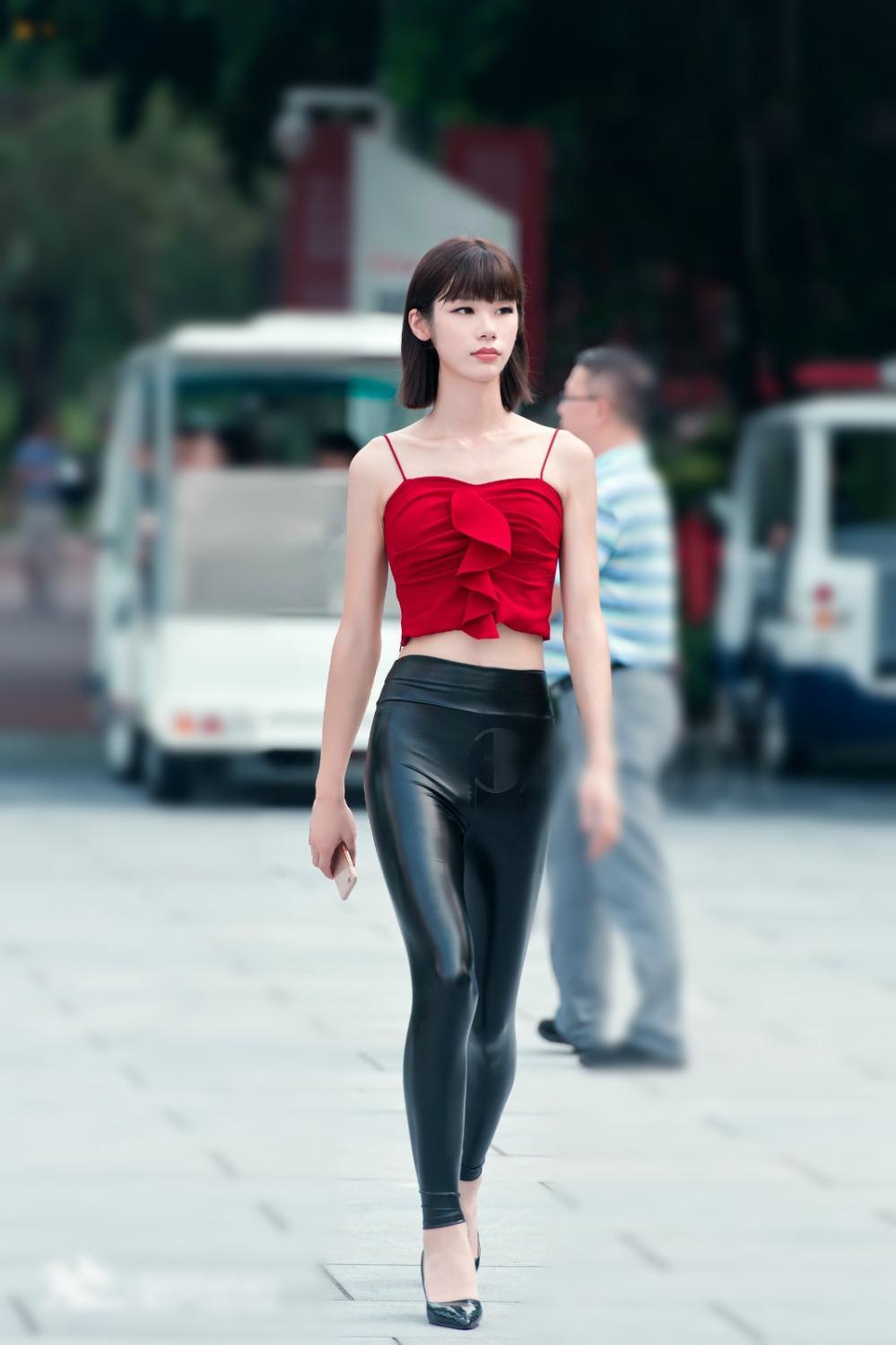 身姿妙曼的皮裤美女,展现出漂亮的曲线身材,是不是很感动!