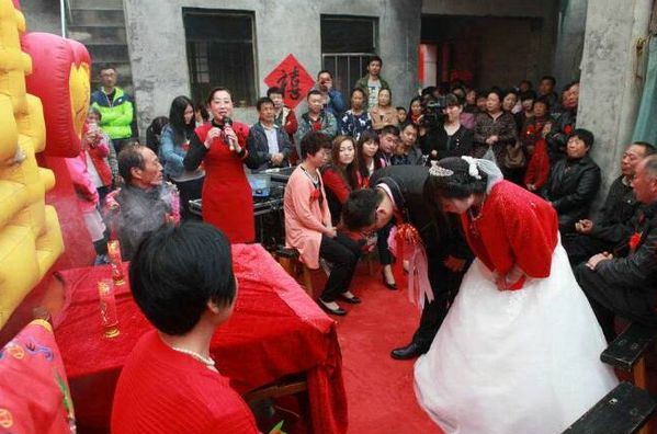 妻子睡觉打呼噜,俺赶她沙发上睡,晚上去厕所时,瞥眼沙发俺傻住