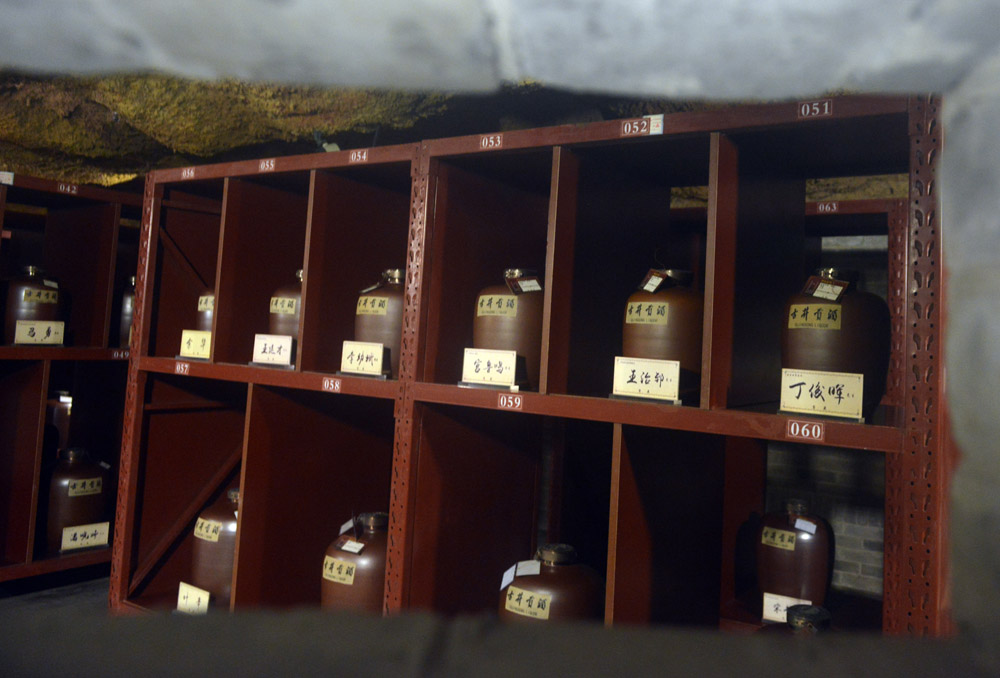 仿曹操运兵道的无极酒窖如迷宫,储量19999坛,有上百位名人藏酒