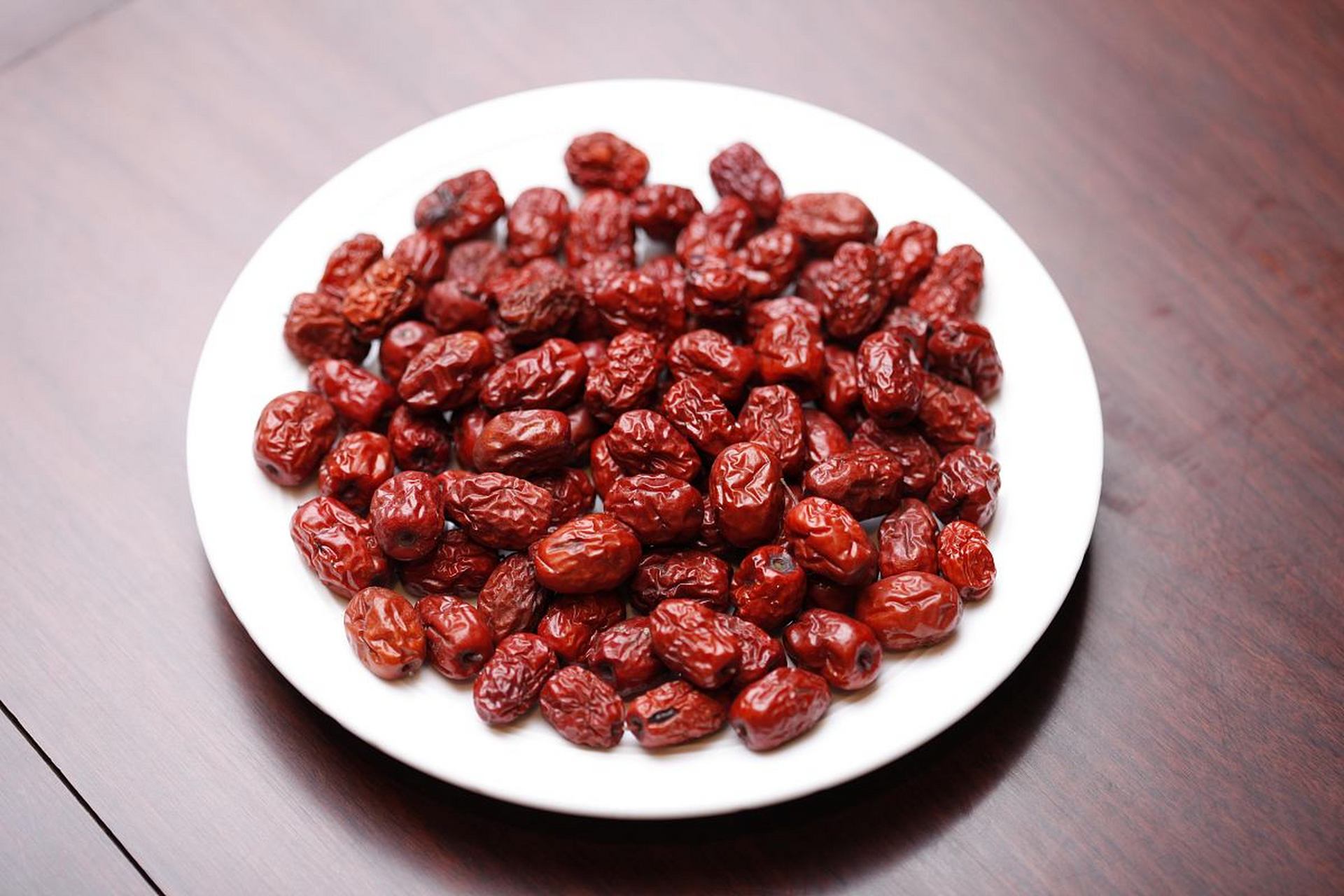 红枣花生山药粥:  1,山药洗净去皮切块,花生,红枣洗净.