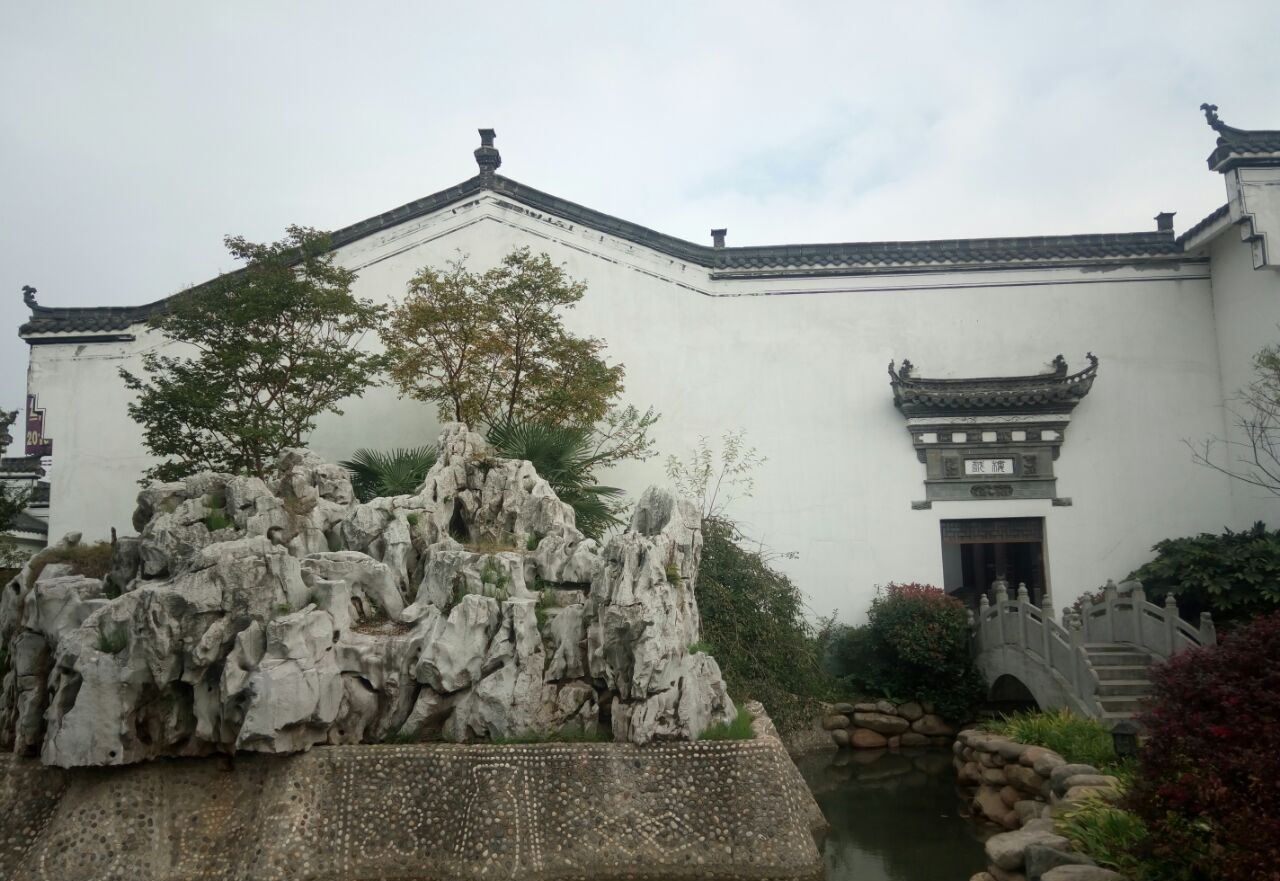 黄梅酒业文博园位于桐城市东郊的安徽黄梅酒业有限公司内,是酒厂自己