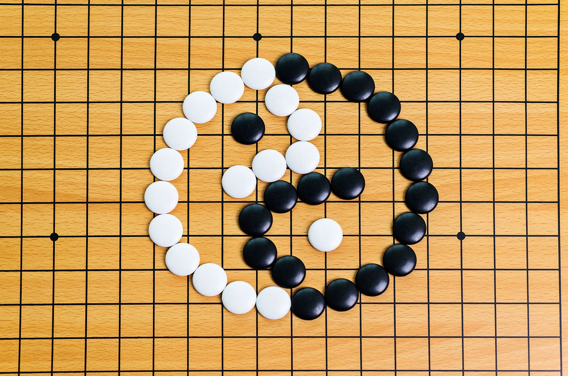 棋盘盘面与棋盘上的横竖线格共同构成宇宙的暗物质