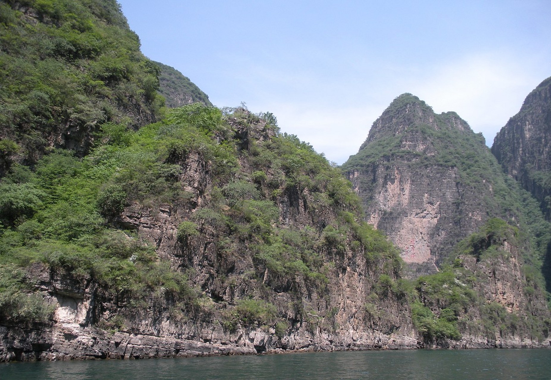 来来来,我给你推荐个好去处——郑州巩义市的紫龙峡,保证让你暑气全消