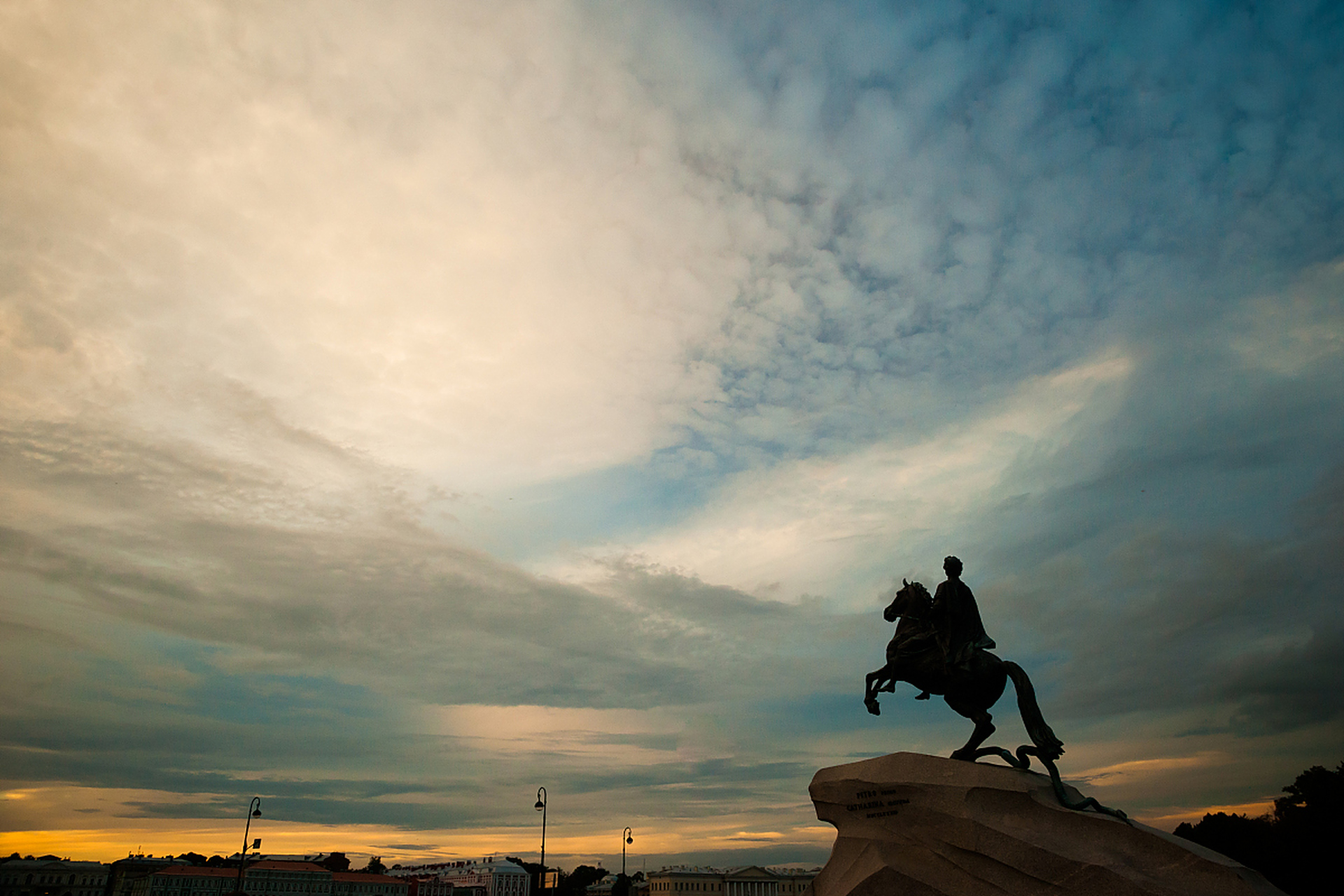 任重道远:担子很重,路途很远;比喻责任重大,要经历长期的奋斗.
