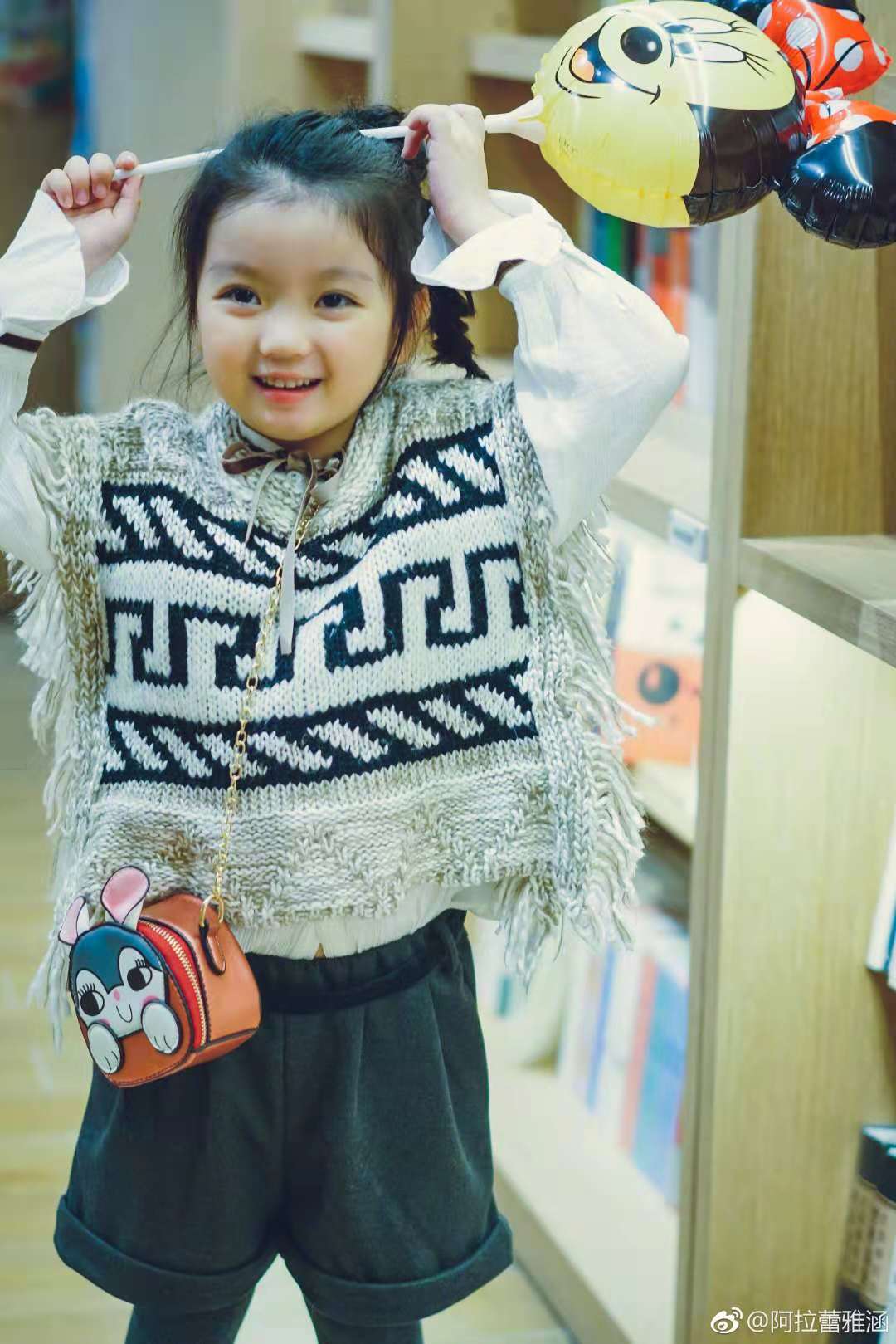 5岁的阿拉蕾衣品开了挂,双马尾 连体裤一脸呆萌,潮娃就要这么穿