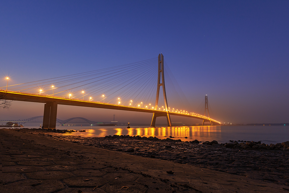 我是特意来拍长江三桥的,南京长江三桥,是中国第一座钢塔斜拉桥,也是