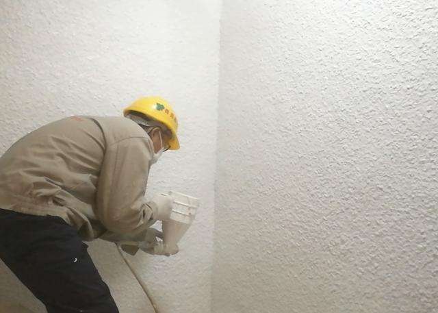 主要施工工艺为:先将基层表面清理干净,再将墙面找平,然后喷涂内墙