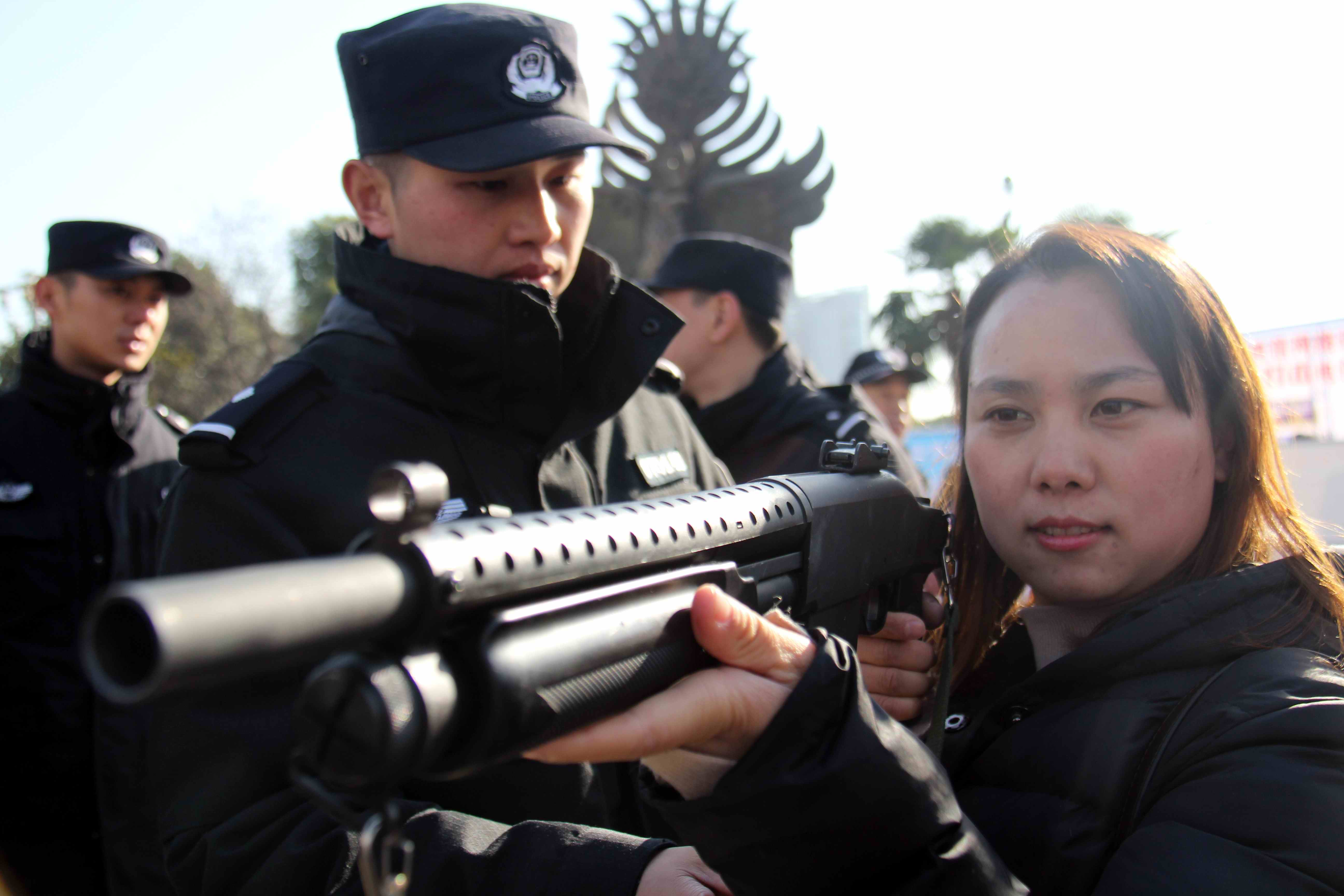 中国现役警用配枪图片