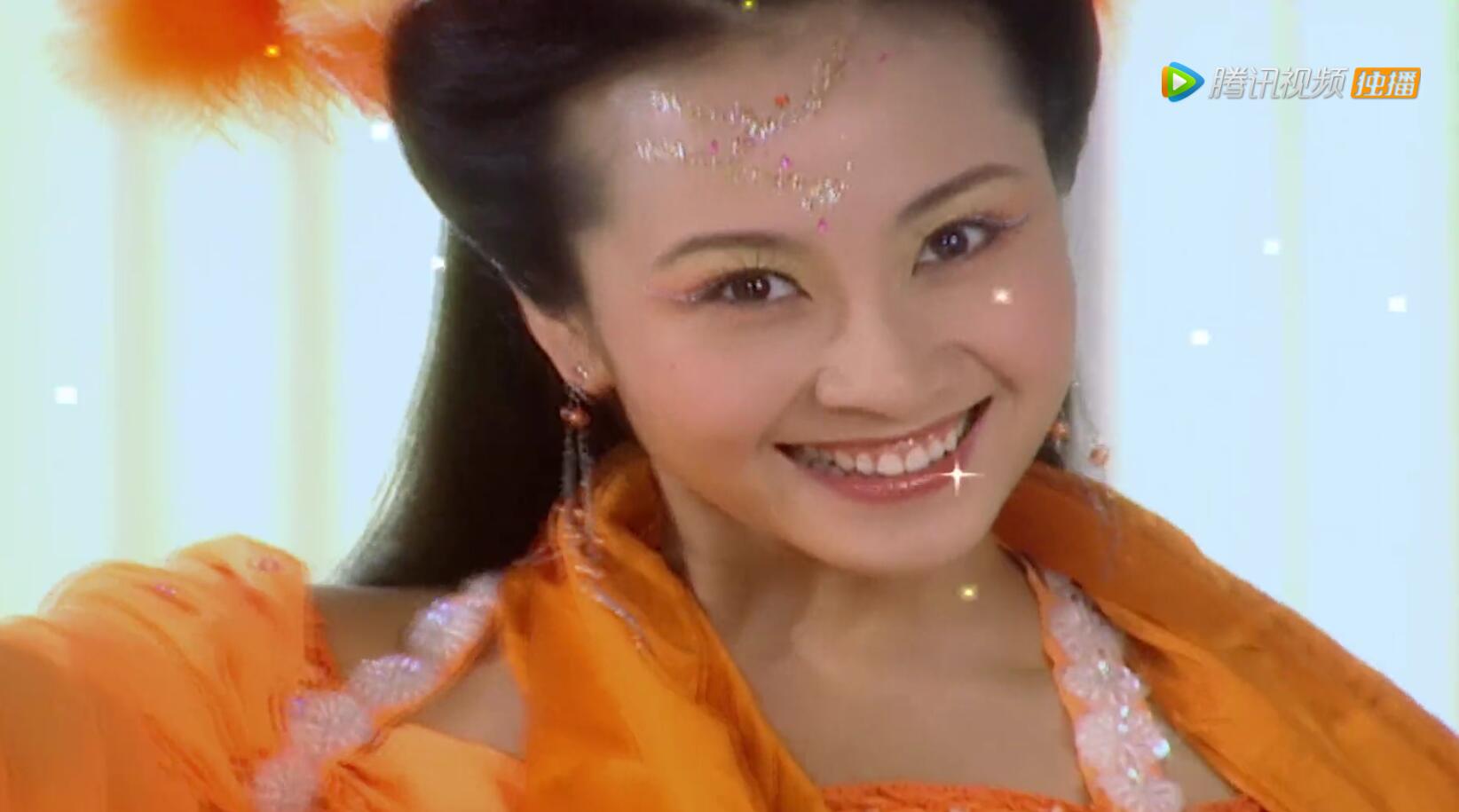 欢天喜地七仙女跳舞:同穿一字肩舞裙,橙儿明艳动人,青儿真妩媚