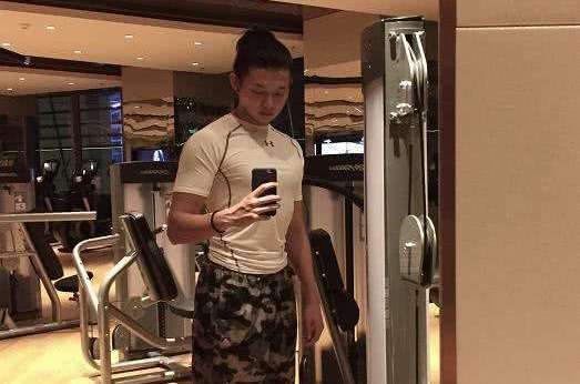 脸和身材不符的明星:霍尊忍了,白敬亭忍了,看到彭昱畅的爱了!