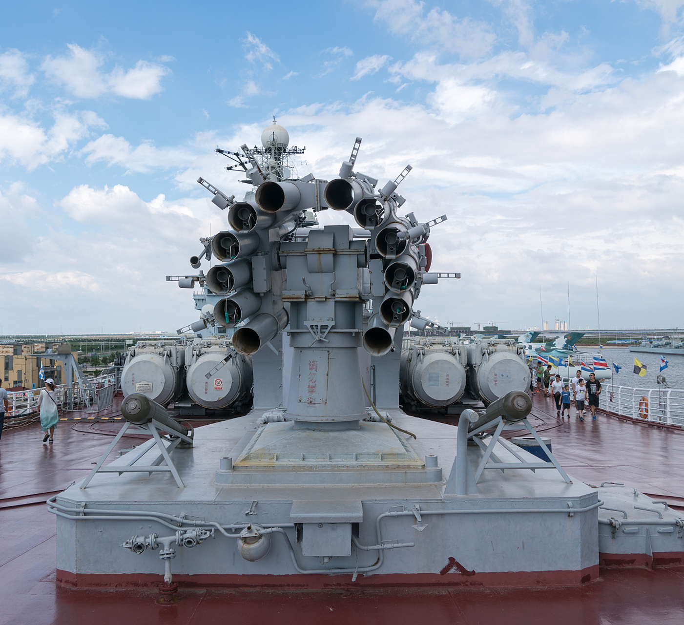 航空母舰(英文:aircraft carrier,是以舰载机为主要战斗装备,并为其