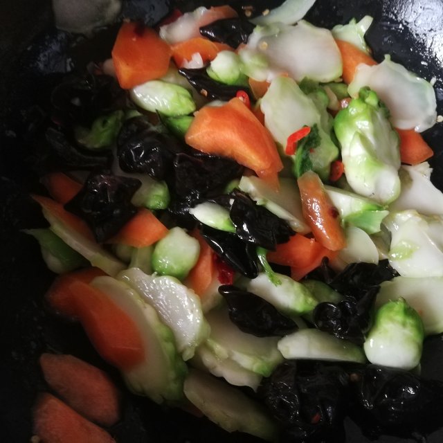 胡萝卜木耳炒儿菜,微麻微辣,营养下饭