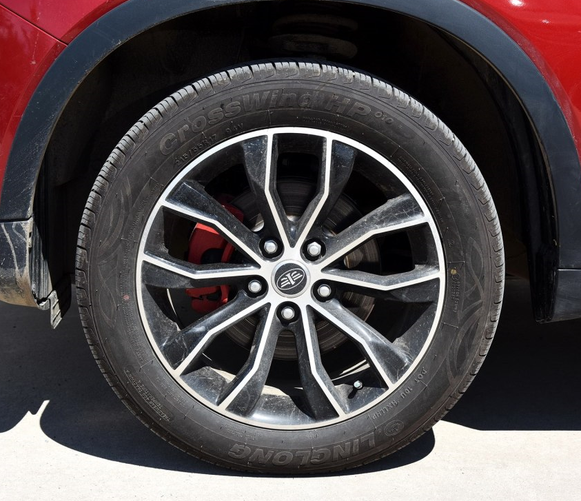 森雅r7手动尊贵型轮胎:轮胎的规格为215/55  r17.