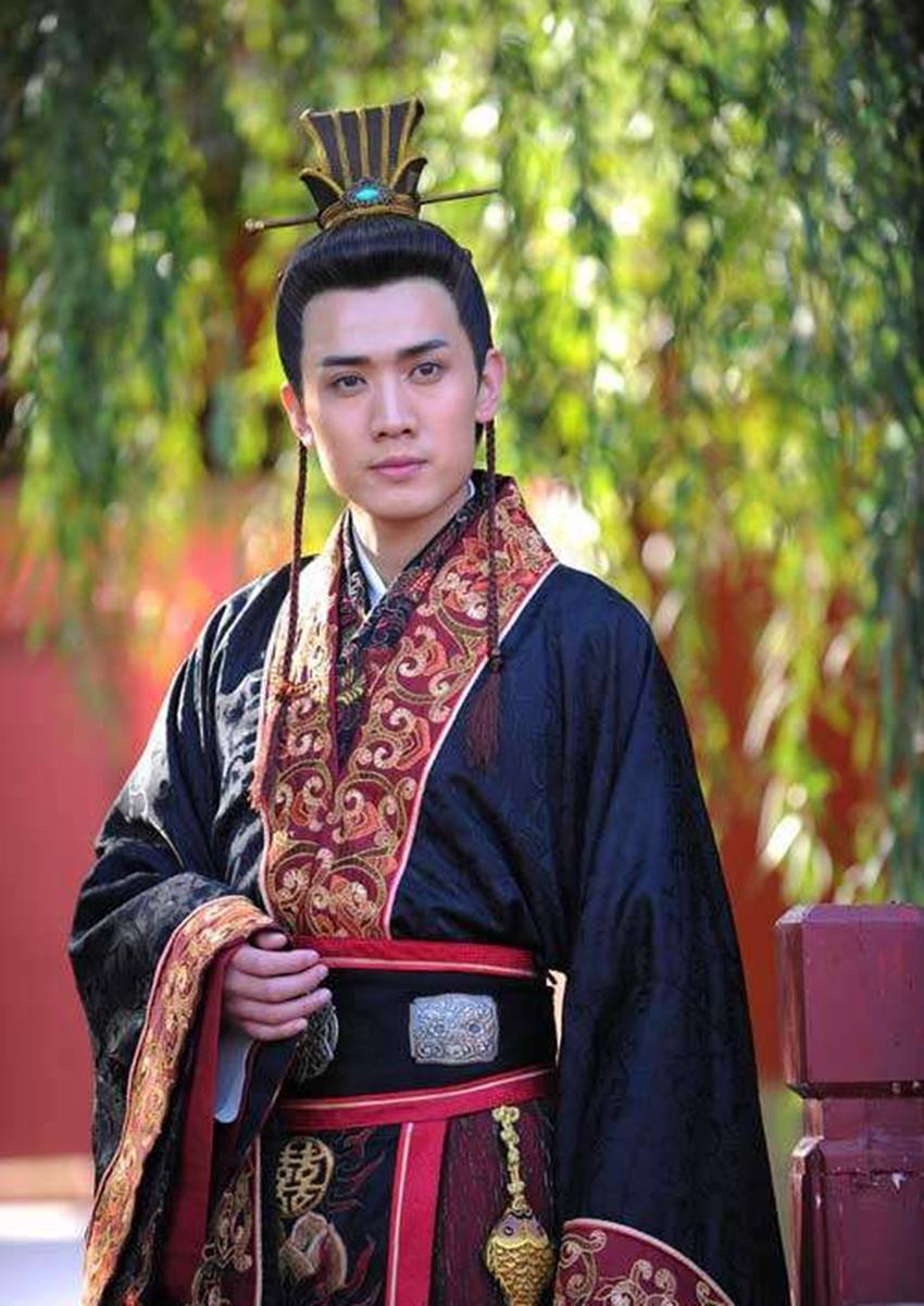 如果生活在古代,皇帝相中了你妻子,你会怎么做?