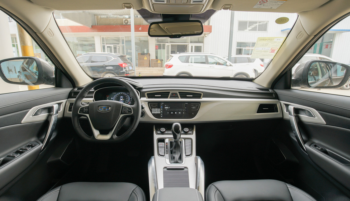 内饰布局设计挺好看的,没有很豪华但是经得起细看,就拿功能按键来说