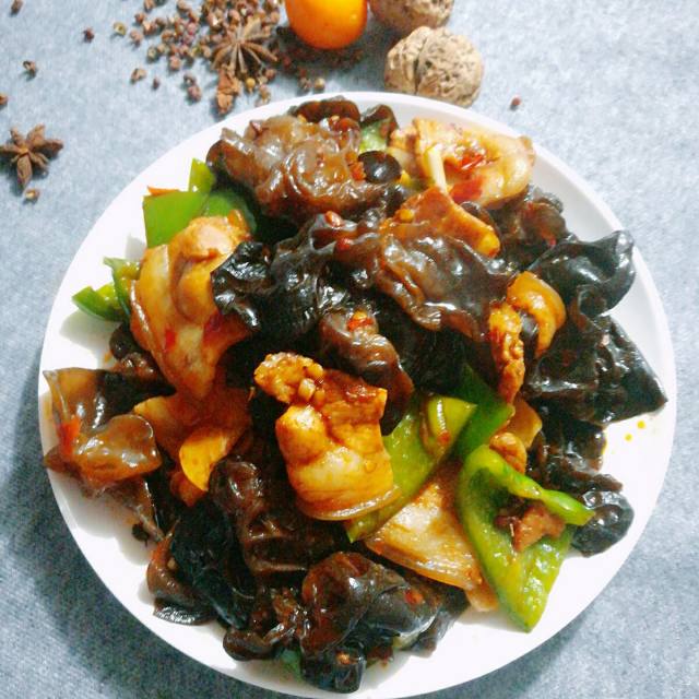 木耳回锅肉,既解馋又下饭,餐桌上的重口味,入口浓香!