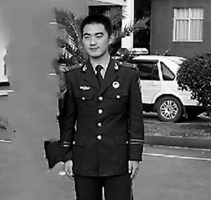 消防烈士王潮魂归故里,妈妈看见他的骨灰盒,当场晕倒!