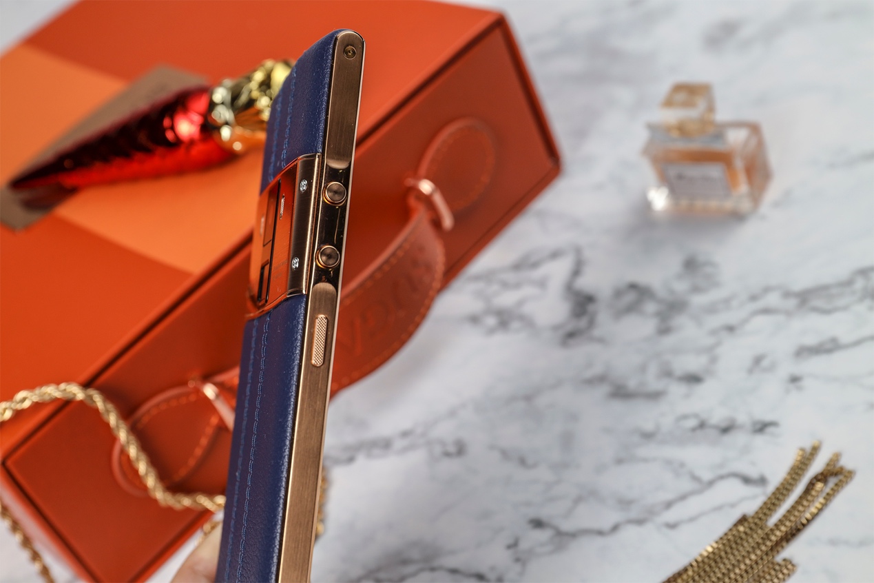 作为一款翻译手机,糖果翻译手机s30还专门在手机顶部和背面增加了3颗