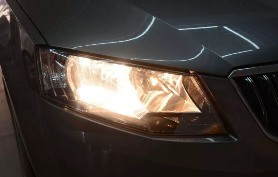 汽车的卤素灯,led哪种更胜一筹?为什么老司机不愿意改led?