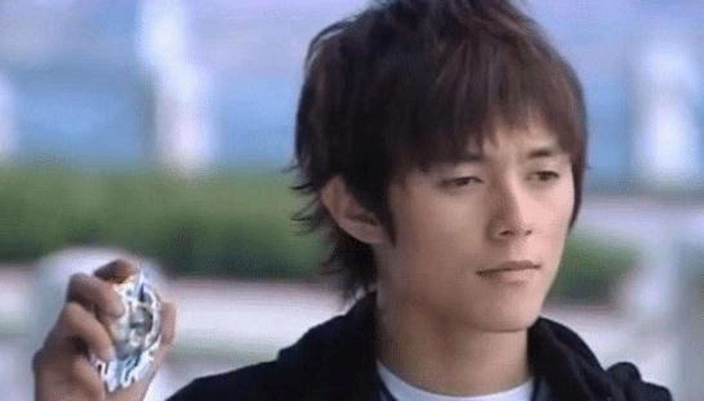 召唤者可借由雪獒召唤器,发射金晶石之光能量,并接受金之雪獒铠甲完成