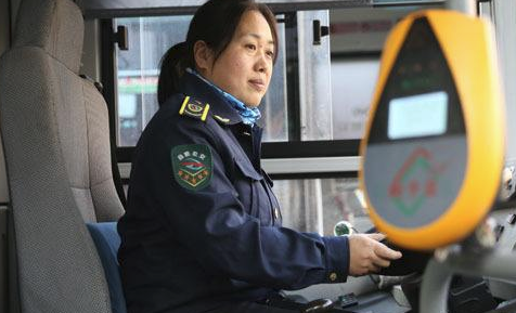 那些开公交车的女司机,不但长相漂亮,而且开车技术都很好!