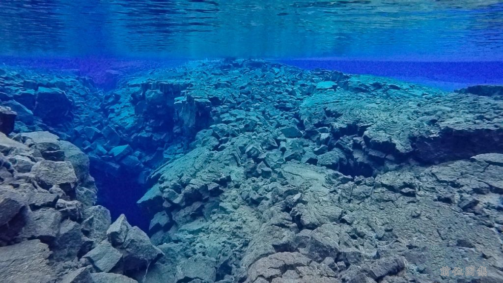 海底下的礁石,是沉静的不动,即使海面波动,亦不能撼动其分毫.