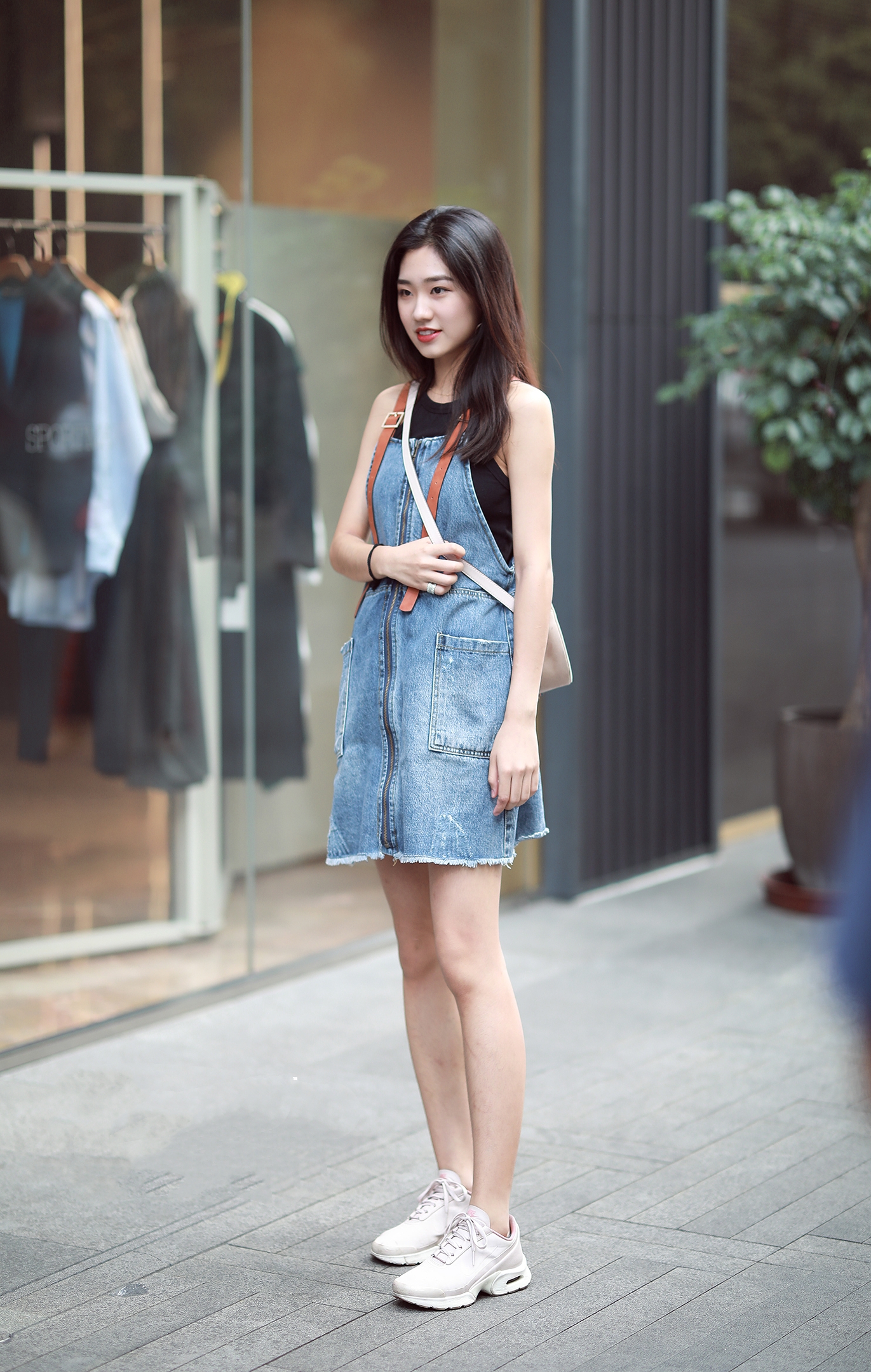 街拍:寒冬将至,广州小姐姐穿衣却很清爽,美的让人挪不开眼