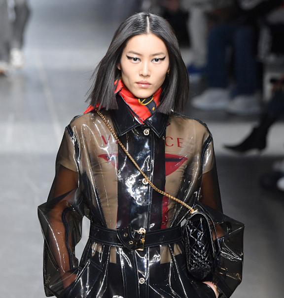 刘雯身穿黑色透明外套霸气走秀,垂顺的齐肩短发搭配上挑的眼线妩媚又