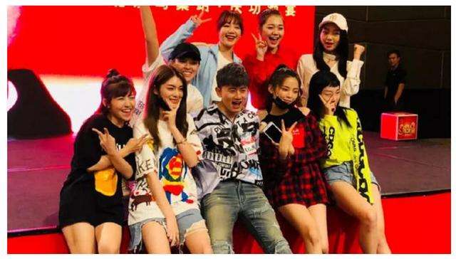 张杰为杨超越送美瞳,为孟美岐修图,网友:慈父!