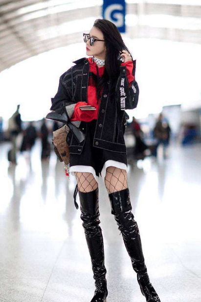 邹市明牵手冉莹颖现身机场,亮皮过膝长靴亮到反光,终于穿对衣服