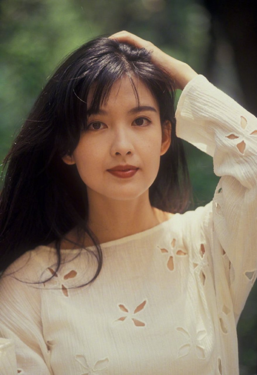 周慧敏的一组旧照,那个时候的香港女星看着真有韵味,比如今的"网红脸"