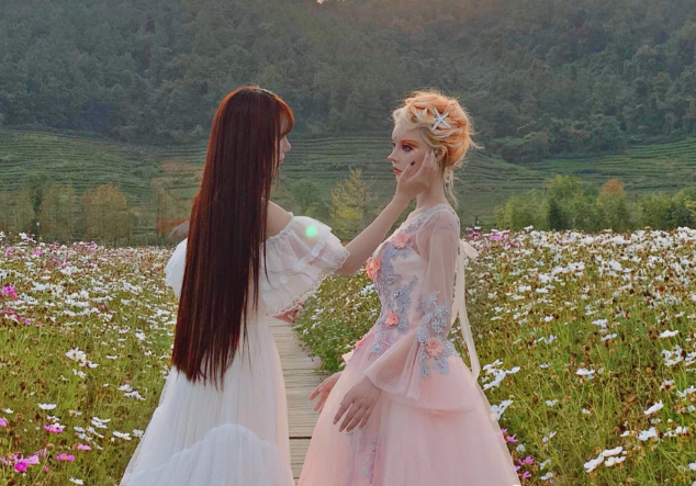 本以为迪丽拉够仙了,当闺蜜意外出镜时,才知道啥叫"人间芭比"