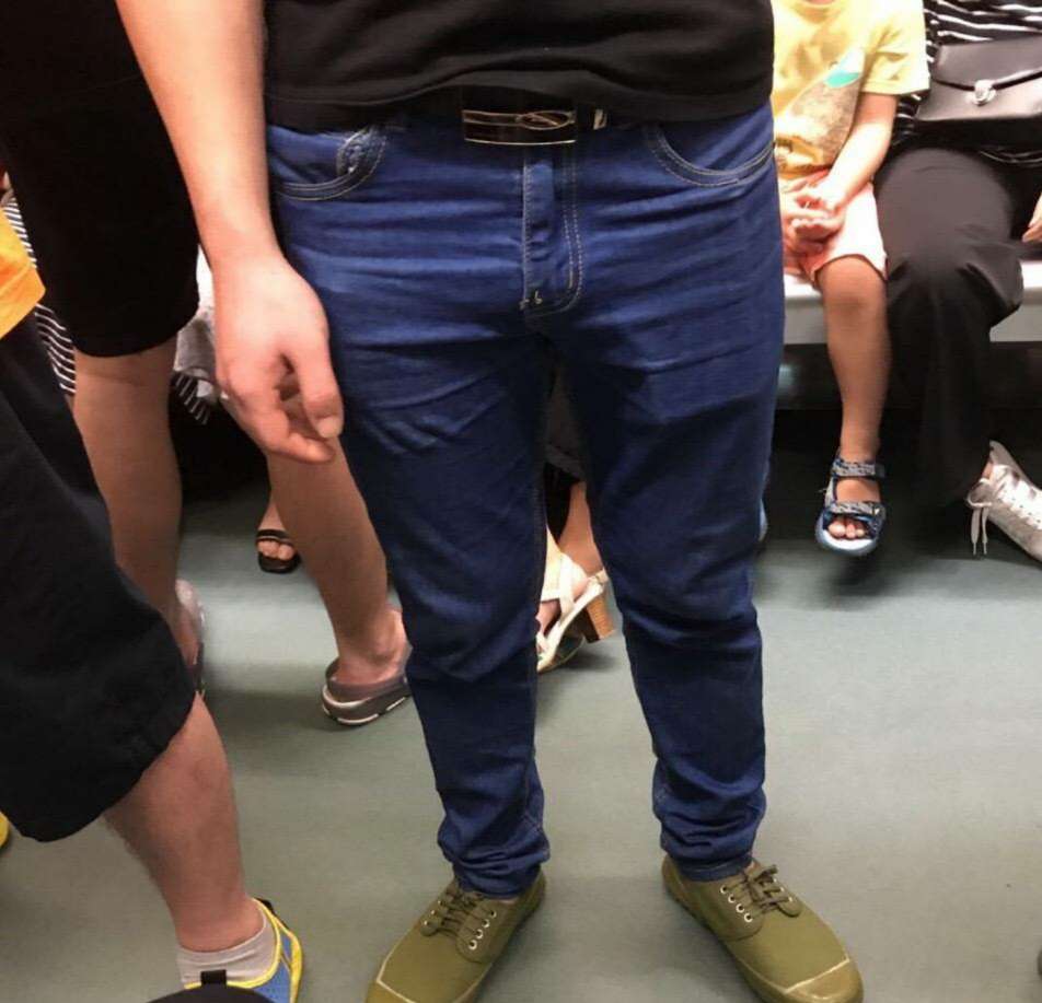 美国人到中国游玩,看到解放鞋价格后"怒"了,美国人:怎么这样