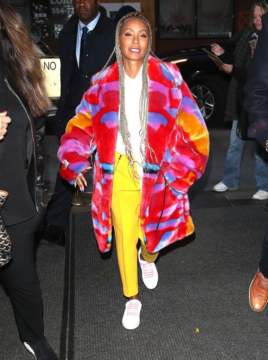 贾达·萍克特·史密斯街拍:拼色皮草大衣吸烟裤 小白鞋脏辫奢华贵妇